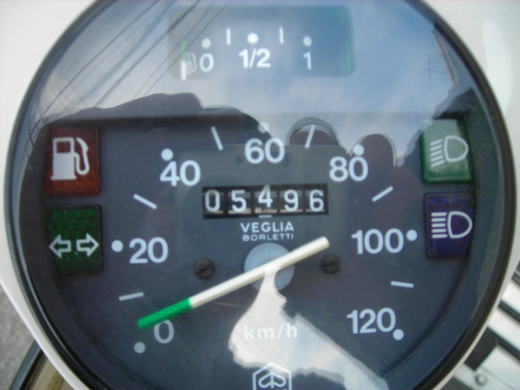PX200Eのメータークローズアップ。走行距離は約5496kmを示す