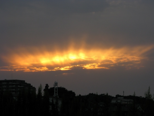 雲間から光が差し込む幻想的な夕焼け空