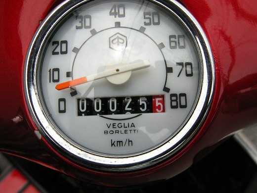 走行距離25kmを示すキャンディーレッドのベスパ50sのスピードメーター
