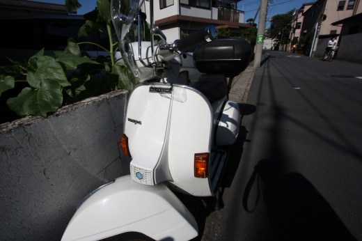 日差しを受けて輝く白いベスパの車体