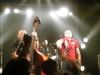 ライブステージで演奏中のThe VOi!CESメンバー