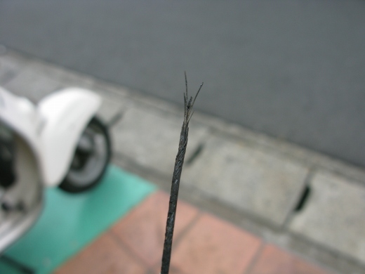 途中で切れてしまったスロットルのインナーケーブル