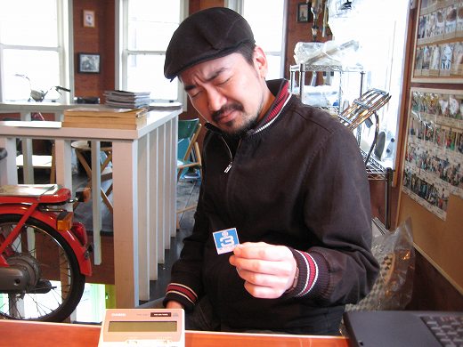 自賠責保険の加入に訪れたTOMさんの記念ショット