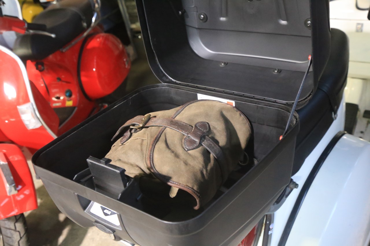 バッグに工具を詰めて車両に積み込んだ状態