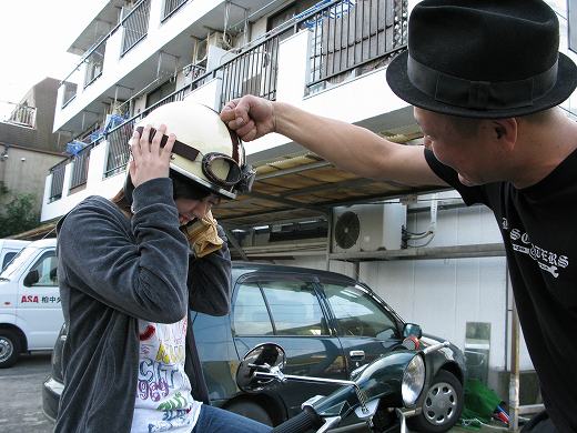 ベスパ教習中に優しくも厳しく指導する先輩の姿
