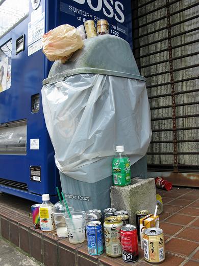 🗑️自販機横にゴミが溢れた朝の路地の風景