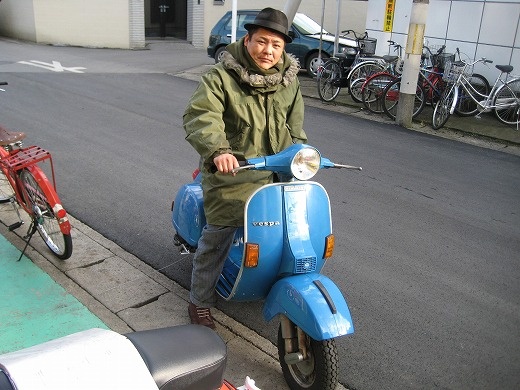 青いベスパにまたがる男性のストリート試運転シーン