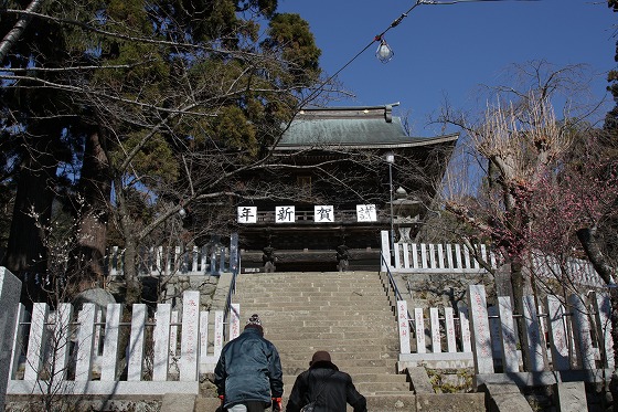 五色幕が飾られた筑波山神社の正面