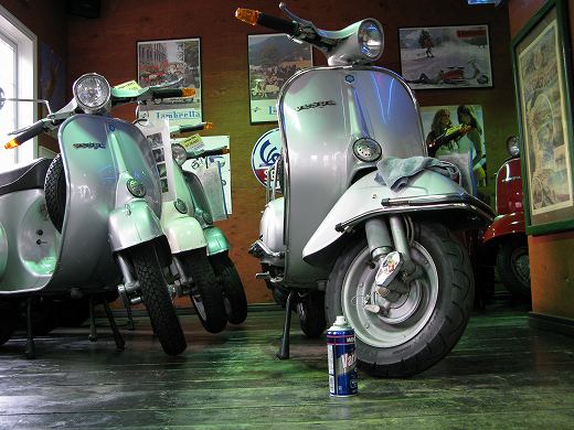 🧼 室内で展示中のベスパ中古車たちをWAKO'Sで磨いた様子