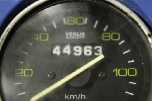 VEGILA製スピードメーターに表示された走行距離「44963km」のアップ