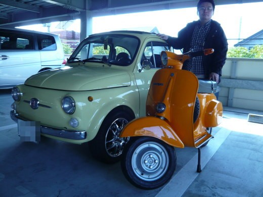 FIAT500とベスパ100が並ぶ納車記念のツーショット