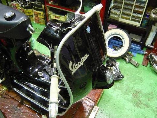 エンジンまわりとフロントフォーク周辺を分解整備中のVespa ET3