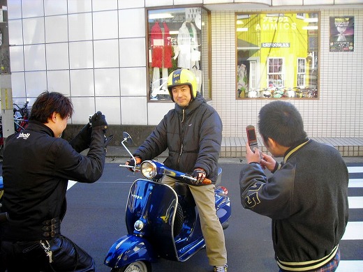 ご友人に囲まれて撮影されたヤラセ風納車ショット