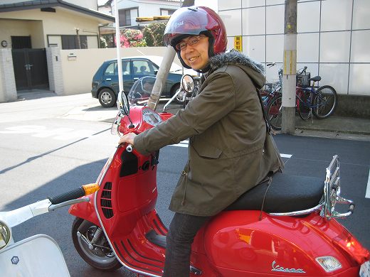 納車されたGTS250の横に立つ笑顔のお客様
