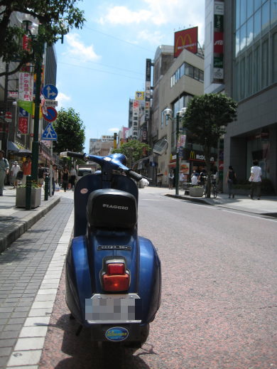 真夏の柏市街地を走るネイビーブルーのベスパ