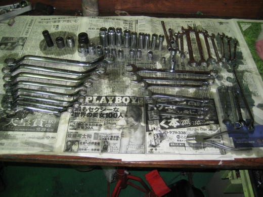 作業台に並べられたスパナやソケットなど、整備後に洗浄された道具たち