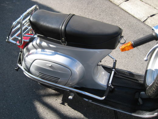リアキャリアやサイドバンパーが装着されたVespa 50Sのアップ