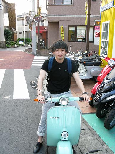 ベスパ50sと一緒に撮影されたお客様の笑顔ショット(夏空の下)
