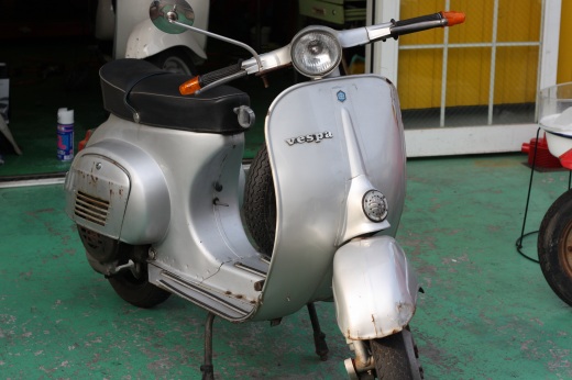 整備のために入庫されたシルバーのベスパ50s