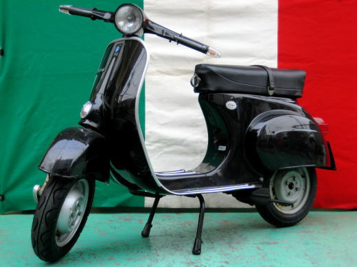 ミントグリーンのVespa 50S（イタリア国旗背景）