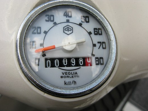 📏 走行距離98kmを示すベスパのオドメーター