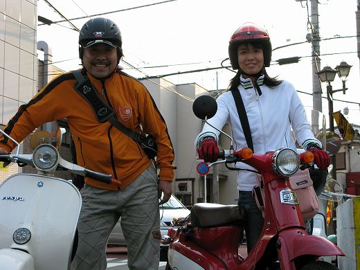 🏠 K.B.SCOOTERSの前でベスパ50sと記念撮影する男性