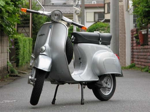 整備が完了したシルバーのベスパ50sの車体全体写真