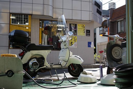 天気の良い日に洗車中の自分のベスパ