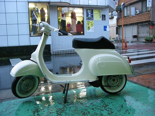 ホワイトウォールタイヤを装着したベスパの側面全体