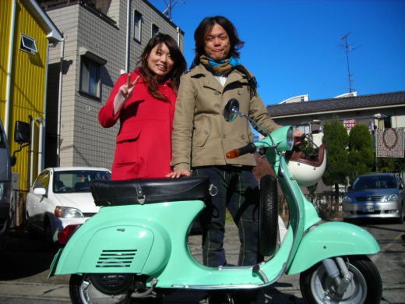 ミントグリーンのベスパと納車されたお客様の記念写真