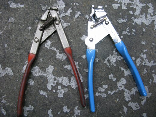 新旧2種類のワイヤー引き工具を並べて比較