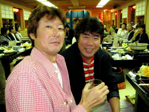 屋形船の座敷で料理を前にお酒を楽しむ男性たちの様子