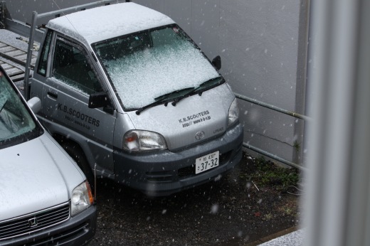 雪をかぶったK.B.SCOOTERSの軽トラック