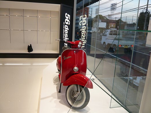 56design店内に展示された赤いベスパ