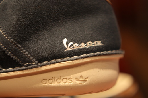 かかと部分に「vespa」ロゴとadidasの刻印があるスニーカー