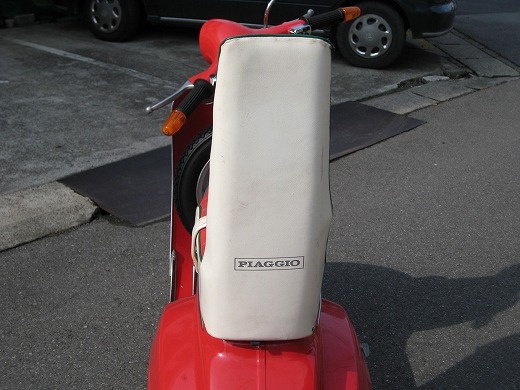 背もたれ部分に「PIAGGIO」のロゴが入った三段シートの背面写真