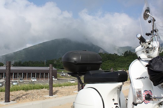 雲がかかる鳥海山の山頂を下から見上げた風景