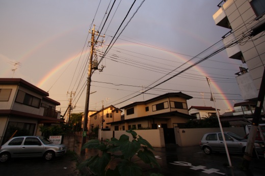 空にかかった鮮やかな二重の虹