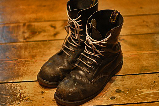 履き込まれたDr.Martensの黒いワークブーツ