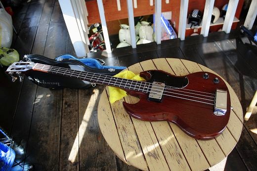 テーブルに置かれたGibson EB-0Lの全体像