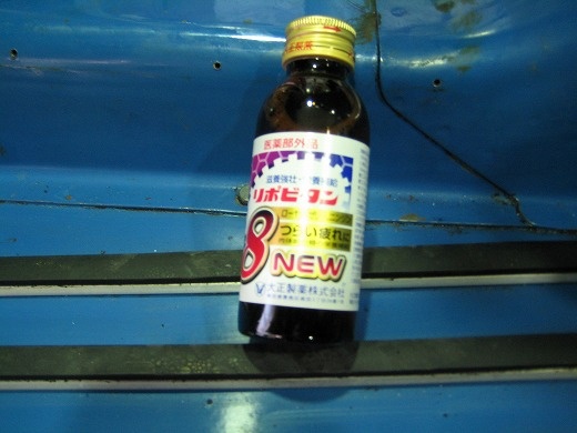 ベスパのフットボードに置かれたエナジードリンク