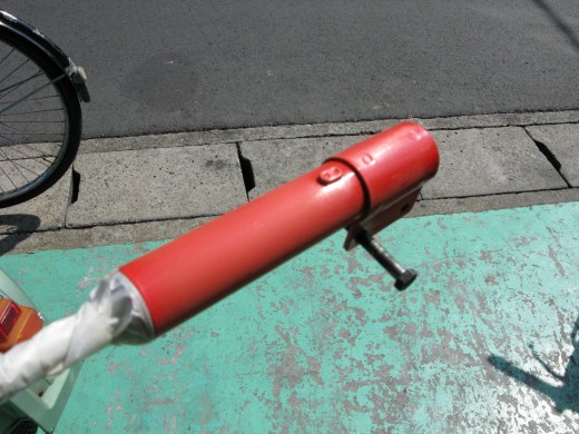 赤いショックを塗装前に撮影した写真