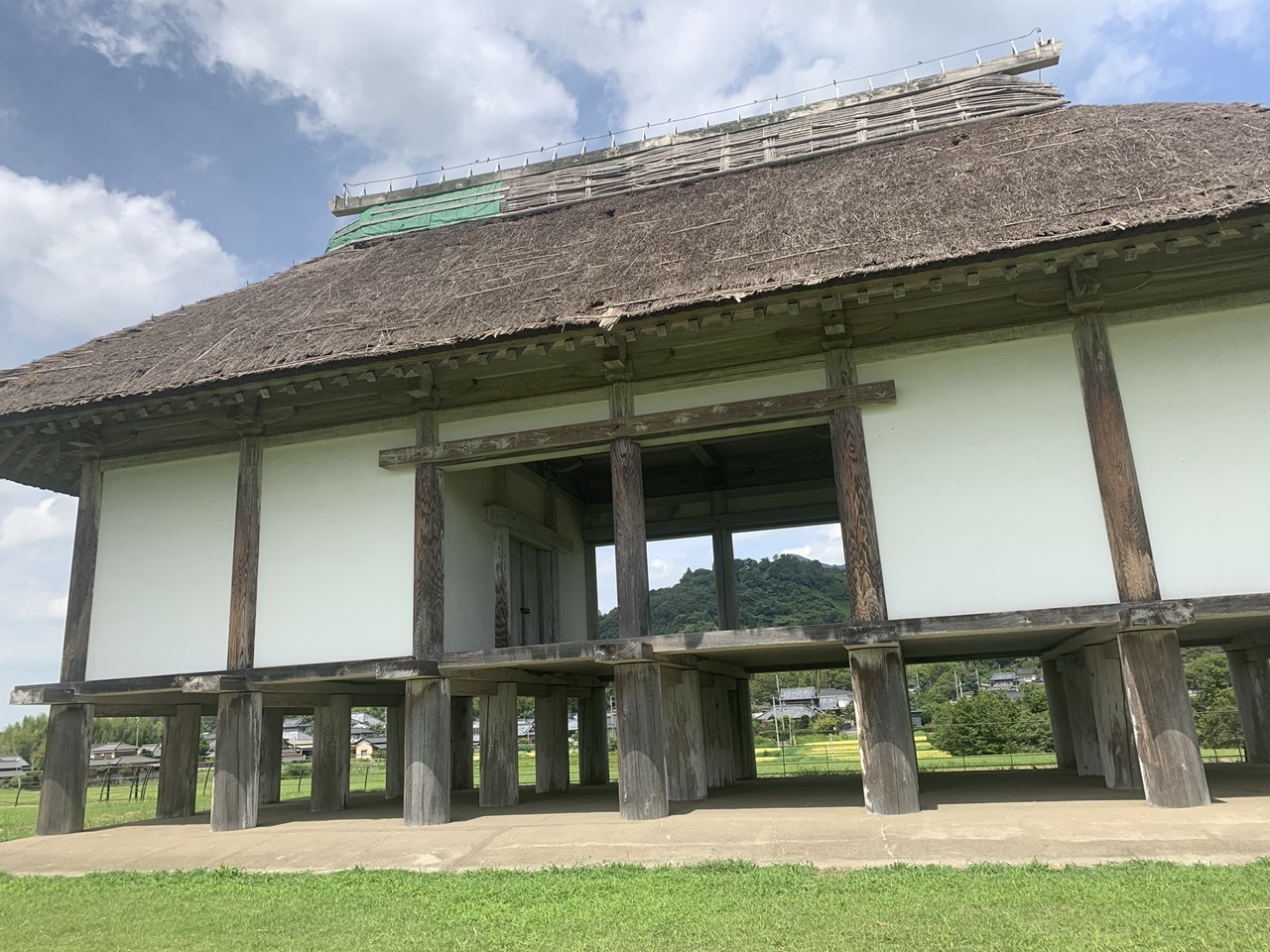 茅葺き屋根の再現建物。歴史的な佇まいを残す平沢官衙遺跡の一部。