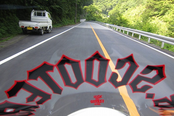 山道を快走中、前方に軽トラを見ながら走る道中の様子。