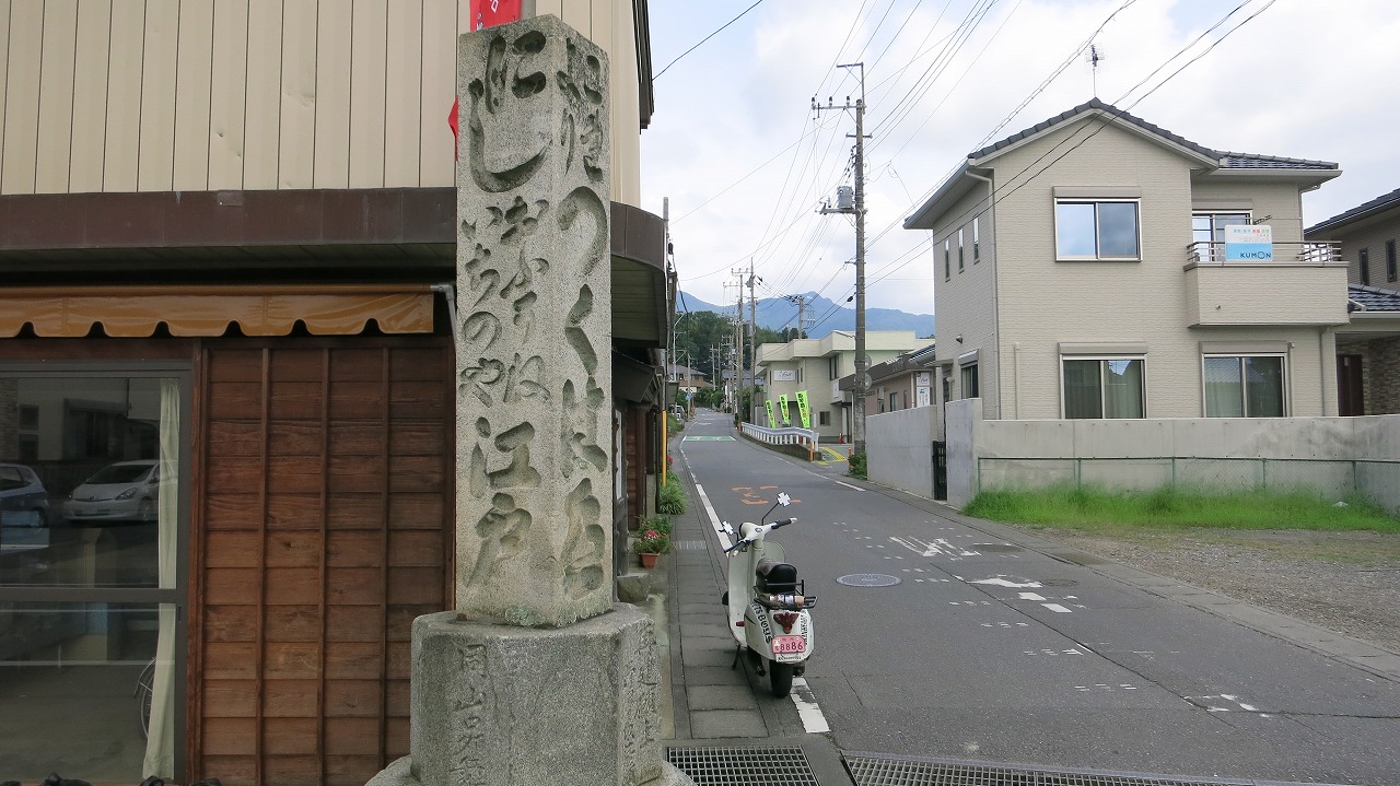つくば道の途中、田園風景とベスパ100