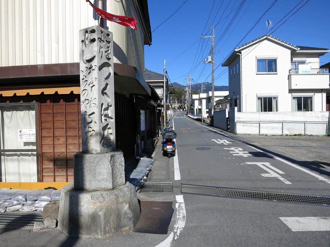普門寺の石碑前に停められた青いベスパ