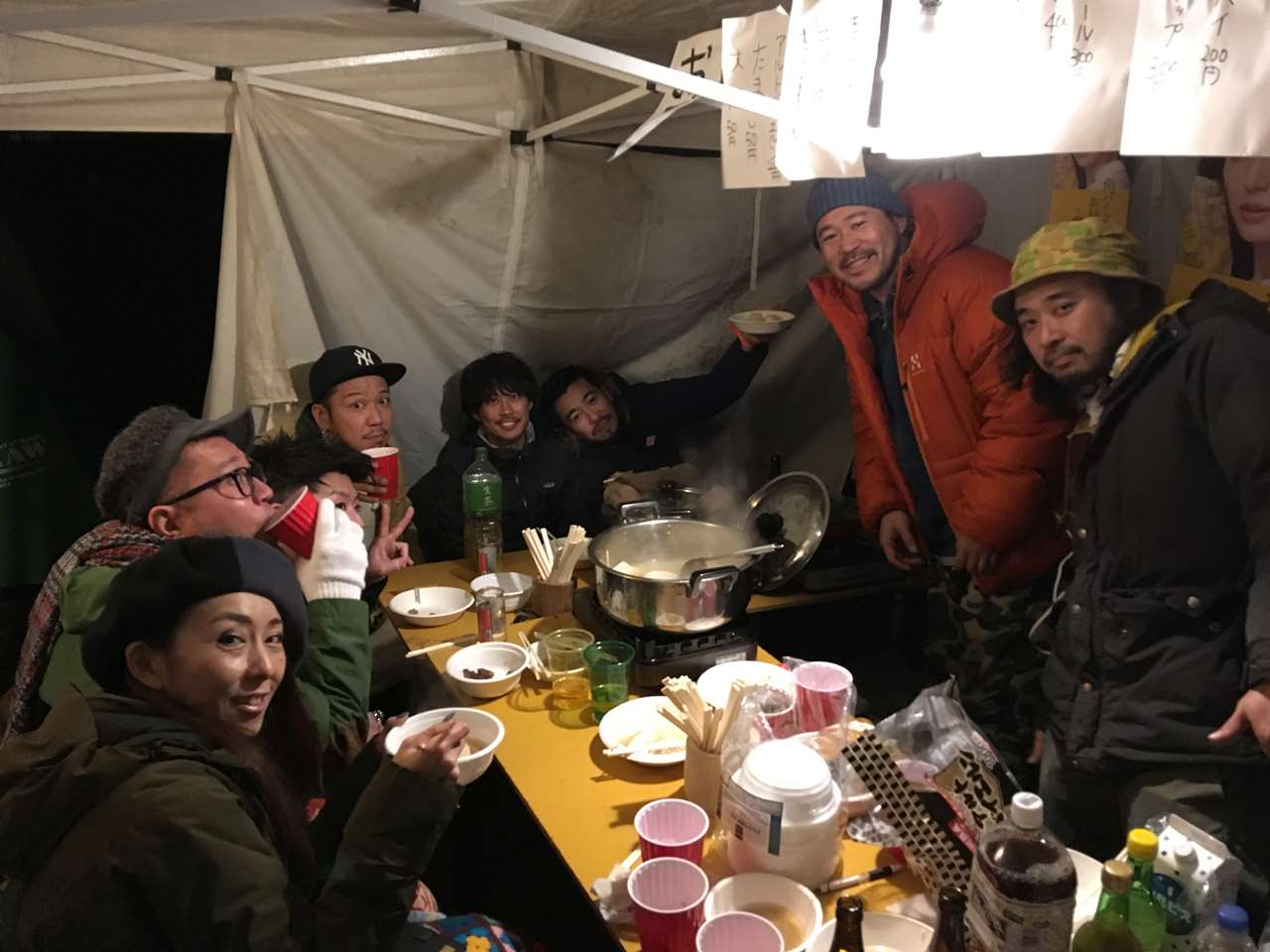 テントでの宴会、楽しげにおでんを囲むキャンプ仲間たち