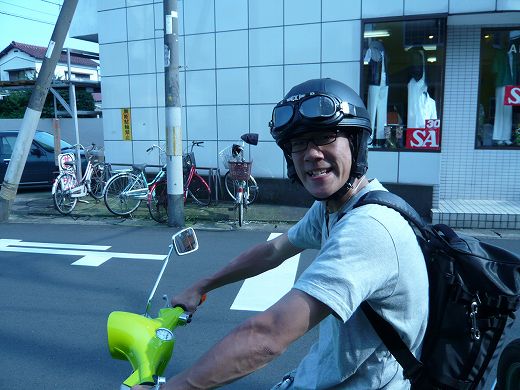セレスジム所属の三谷“フレッシュ”拓也選手とベスパの記念写真