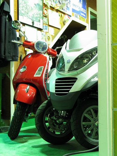 🚦 店内に並んだVespa GTS250とPIAGGIO MP3の2ショット