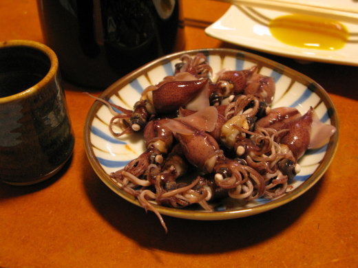 茹でたホタルイカをつまみに熱燗を楽しんだ様子
